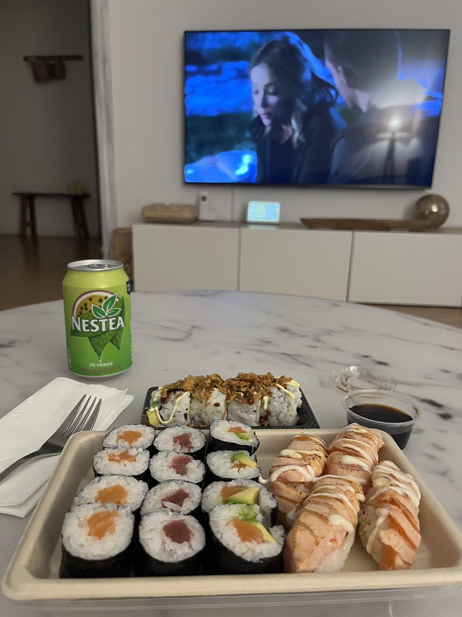 tener casa sola y comer sushi💞💞😭😭