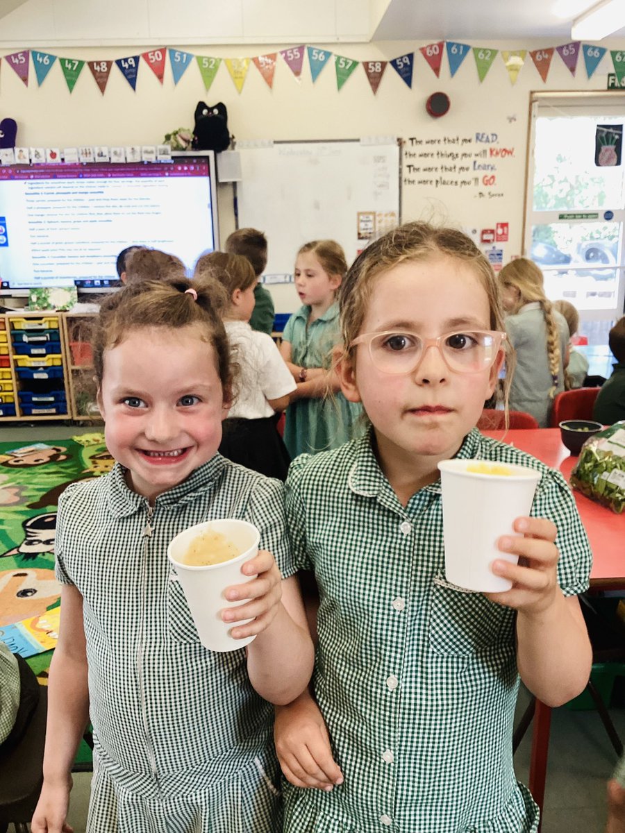 PrimaryClutton's tweet image. Maple Class have enjoyed making fruit smoothies in DT this afternoon! 🥕🥬🥭🍎🍊🍌 #yummy #smoothies #delicious