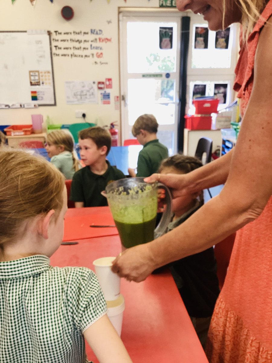 PrimaryClutton's tweet image. Maple Class have enjoyed making fruit smoothies in DT this afternoon! 🥕🥬🥭🍎🍊🍌 #yummy #smoothies #delicious