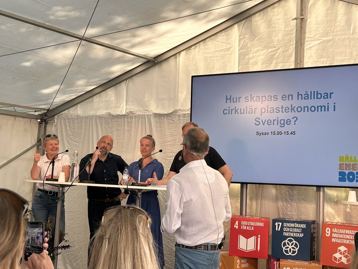 Plast-prat hos <a href="/sysav_se/">Sysav</a>. Vad sker kring plast inom Axfood just nu? 
👉 Plastbantning, mer klimatsmarta förpackningar (minska mängden plast, ta bort), utveckling av databas över plastkomponenter och politisk påverkan för bättre regelverk. Men ett stort jobb kvarstår för hela