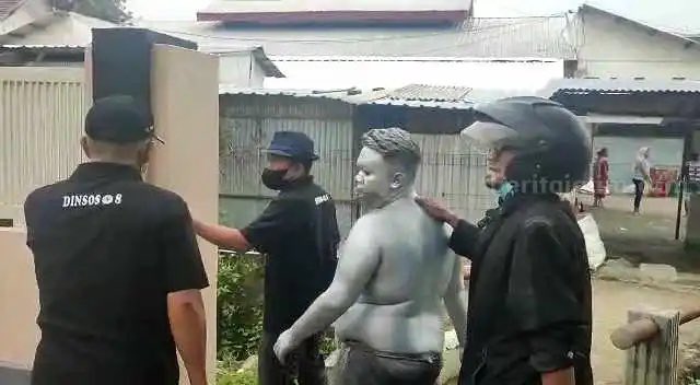 hasyimmah's tweet photo. MANUSIA SILVER

Saya pertama lihat manusia emas/silver itu di trotoar di Kota Bangkok, Thailand sekian tahun yang lalu. Dan dalam setahun terakhir ini saya melihat manusia silver sudah "sampai" di Kota Mojokerto.

Tapi menurut saya, "konsep" manusia silver di Indonesia (konteksnya, yang saya lihat di Mojokerto ya), itu salah. Dan dari kesalahan itu, celakanya malah menyulitkan orang itu sendiri.

Beberapa alasan yang menjadikannya kurang pas dari manusia emas/silver di Indonesia adalah:

Pertama: Konsep awal manusia emas/silver adalah berkamuflase menjadi: PATUNG.

Yang dikerjakan adalah duduk atau berdiri di trotoar dan berharap ada yang memberi uang saat ada yang mengajak foto bareng.

Faktanya di Indonesia (Mojokerto khususnya), mereka bawa kaleng dan minta uang di mobil-mobil yang berhenti di lampu merah (lampu lalin).

Kedua: Sebagai patung, manusia emas/silver itu BERPAKAIAN LENGKAP, termasuk topi dan sepatu, plus ada yang berkaca mata.

Dengan berpakaian lengkap, bagian tubuh manusia emas/silver yang harus terkena cat, tentunya lebih sedikit. Bisa dibilang, bagian tubuh yang kena cat hanyalah: muka, sedikit rambut bagian bepakang (karena pakai topi), dan pergelangan tangan hingga jari. Selebihnya, yang dicat adalah: PAKAIANNYA.

Faktanya di Indonesia (Mojokerto khususnya), mereka tak bertopi, tak berkaca mata, bertelanjang dada, bercelana pendek, dan tanpa alas kaki. Praktis, mereka hanya bercelana pendek.

Dengan hanya bercelana pendek, otomatis hampir seluruh tubuhnya harus terkena cat. Menyulitkan dirinya sendiri? Jelas!

Apalagi kalau kita bicara "jam kerja" mereka yang seringnya siang hari di bawah terik matahari. Apakah itu tidak menyiksa diri sendiri?

Terlebih lagi jika (maaf) dia beragama Islam, itu salatnya bagaimana???

Ketiga: Manusia emas/silver adalah sebuah kegiatan yang mengandung unsur seni. Menurut saya ya. 

Namun faktanya di negara kita, manusia silver/emas sama sekali tak ada seninya. Misal ada orang memberi uang, pastinya lebih karena kasihan, bukan karena kagum, apalagi ingin berfoto bersama.

Dari 3 foto yang saya sertakan, kita bisa menilai mana yang lebih sengsara dalam melakukan "pekerjaan"-nya.

Keterangan foto (hasil googling):
- Foto 1 dan 2: manusia silver di Mojokerto 
- Foto 3: manusia emas di Hollywood street.