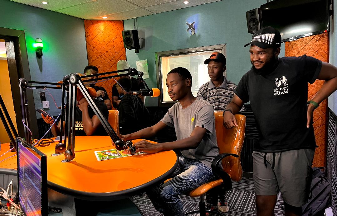 letstalkstem23's tweet photo. Throwback to our STEM Career Quiz Game 🔥 with @kadelwa_arts and @09music_com .Catch us live every Tuesday at 3.30pm @skyzmetrofm. Tune in at 100.3FM or you can stream live on https://t.co/vUrwQgbgd4. 
#esabantu #beyondthesky #letstalkstem #sciencepays https://t.co/t6Dr1OGQ39