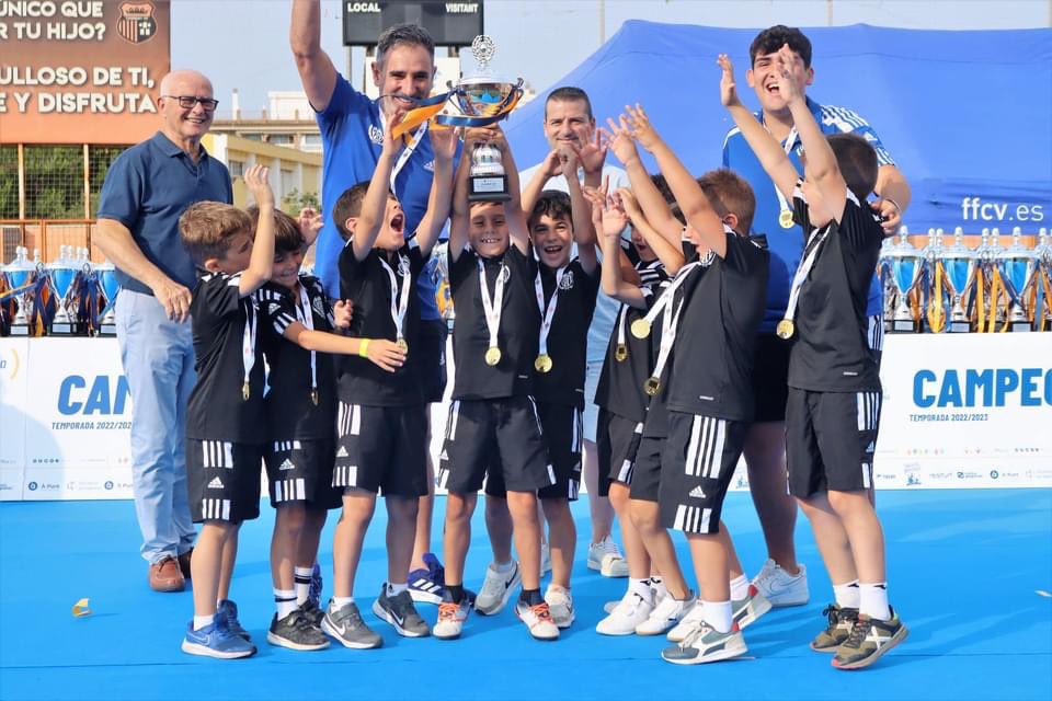 🏆🏆 Entrega de trofeos para los campeones de liga de la temporada 2022-2023 <a href="/FFCV_info/">FFCV</a> 
Prebenjamin B y Alevin C se desplazaron hasta  Torrent  para recoger los suyos 
👏🏽👏🏽 Enhorabuena a nuestros campeones y también a sus familias. 
Amunt Bétera!!!!
💚🤍💚🤍