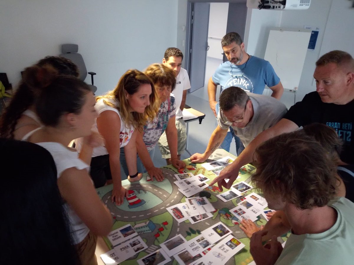 CHCoteBasque's tweet photo. Pays Basque  jeudi de la #formation #urgences #catastrophe
1ere formation #Situations #Sanitaires #Exceptionnelles (Risques #nucléaire, #radiologique #chimique ) proposé par le CESU 64A  du  Centre Hospitalier de la Côte Basque à l'ensemble du personnel hospitalier https://t.co/3gzSAP1ncc