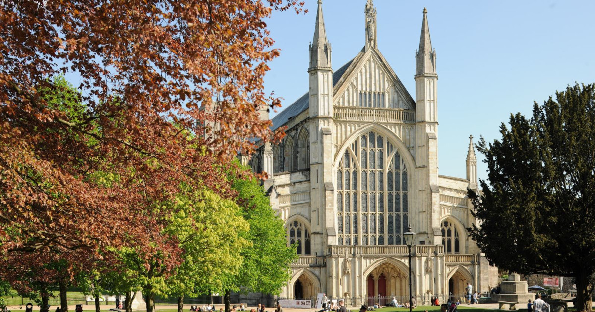 Discover Winchester with one of the popular walking tours which take place every day! Winchester’s official tourist guides have been guiding in Winchester for more than 30 years and know everything about the city: bit.ly/3wNwowr (📸: Visit Hampshire)

#winchesterroyal