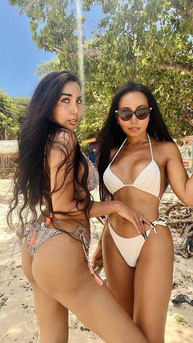 I&rsquo;m on holiday☀️👙🌊 . . . Two bitches on the beach🌊☀️👙💋 https://t.co/3G4qI39Imz