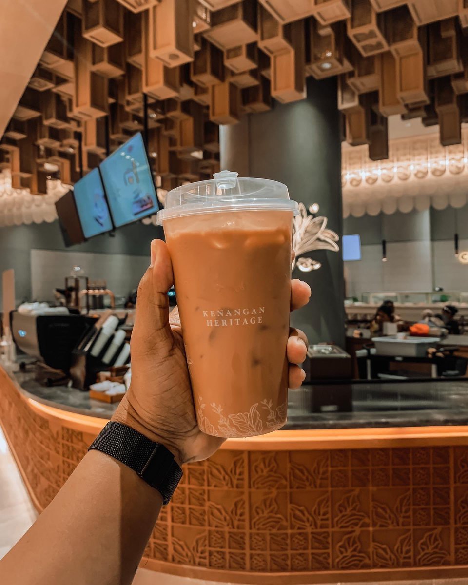 aarrddyyee_95's tweet image. 📍 kenangan heritage. Senayan city mall

Aku kesini coba Gula Melaka Latte (kopi susu gula aren) wajib coba ini klo kalian bingung pesen apa sm pesen pastry roti coklat.

Area LUAS!!! indoor dan outdoor 

#KenanganHeritage #SenayanCity #CoffeeShopJakarta #Ngopibarengardy
