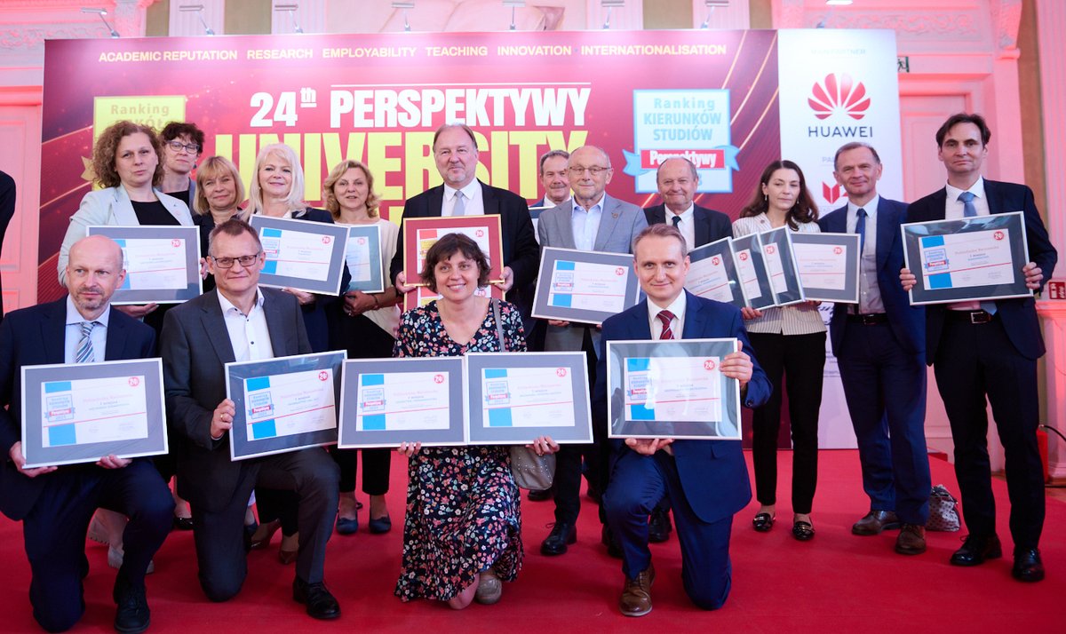 Tradycyjne politechniczne zdjęcie z gali rankingu <a href="/PerspektywyPL/">Perspektywy</a> 🙂 Pamiątkowe dyplomy odebrali nasz Rektor prof. Krzysztof Zaremba oraz Dziekani i Prodziekani naszych Wydziałów 🤩