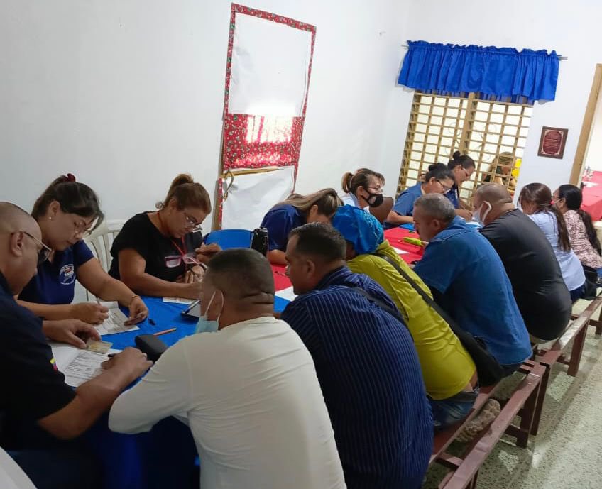 Derecho_paz's tweet photo. En la actualidad, este equipo se encuentra desplegado en el estado Zulia, donde se tienen estimado evaluar a un total de 2.800 penados en libertad, para luego iniciar estas evaluaciones en el estado Falcón e ir  avanzando progresivamente por todos los estados del país. https://t.co/hoWJVF945w