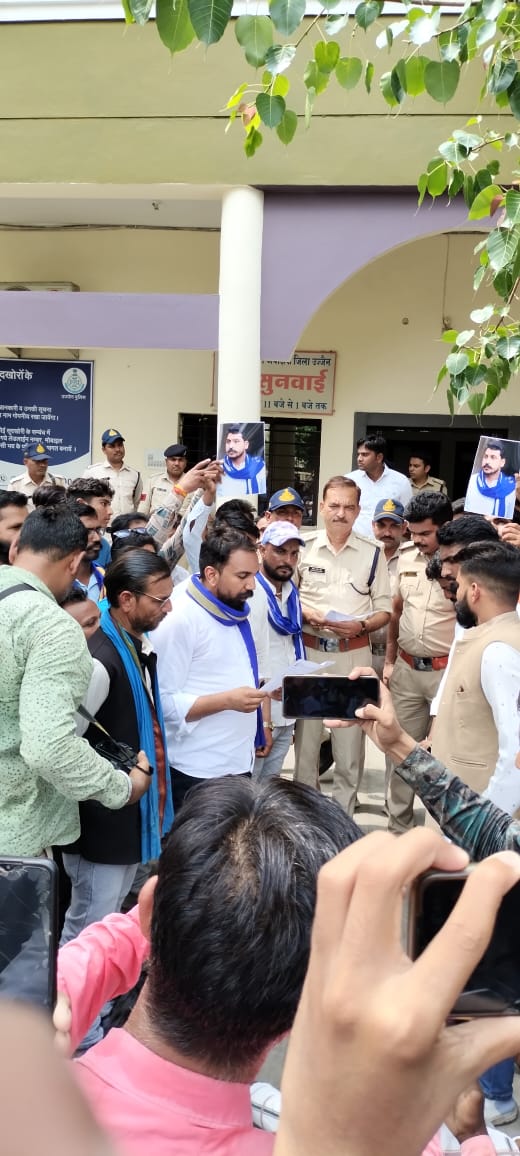 भीम आर्मी एव आजाद समाज पार्टी द्वारा महामहिम राष्ट्रपति महोदय के नाम उज्जैन सहित सभी जिलों में भाई चंद्रशेखर आज़ाद जी के ऊपर हुये हमले के आरोपियों की अरेस्टिंग एवं जेड प्लस सिक्योरिटी के लिये जिला कलेक्ट्रेट पर विरोध प्रदर्शन एव सुरक्षा की मांग हेतु ज्ञापन दिया। <a href="/rashtrapatibhvn/">President of India</a>