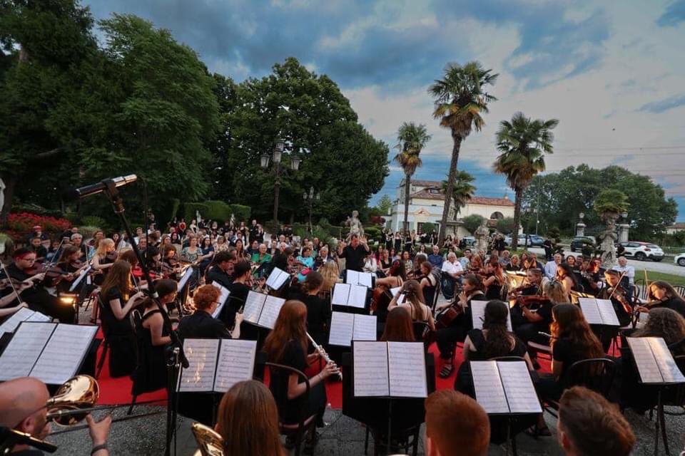 CerddNPTMusic's tweet photo. Cerdd NPT Music Lake Garda, Italy tour 🇮🇹

#nms #nptcbc https://t.co/mu3ffLjp5m
