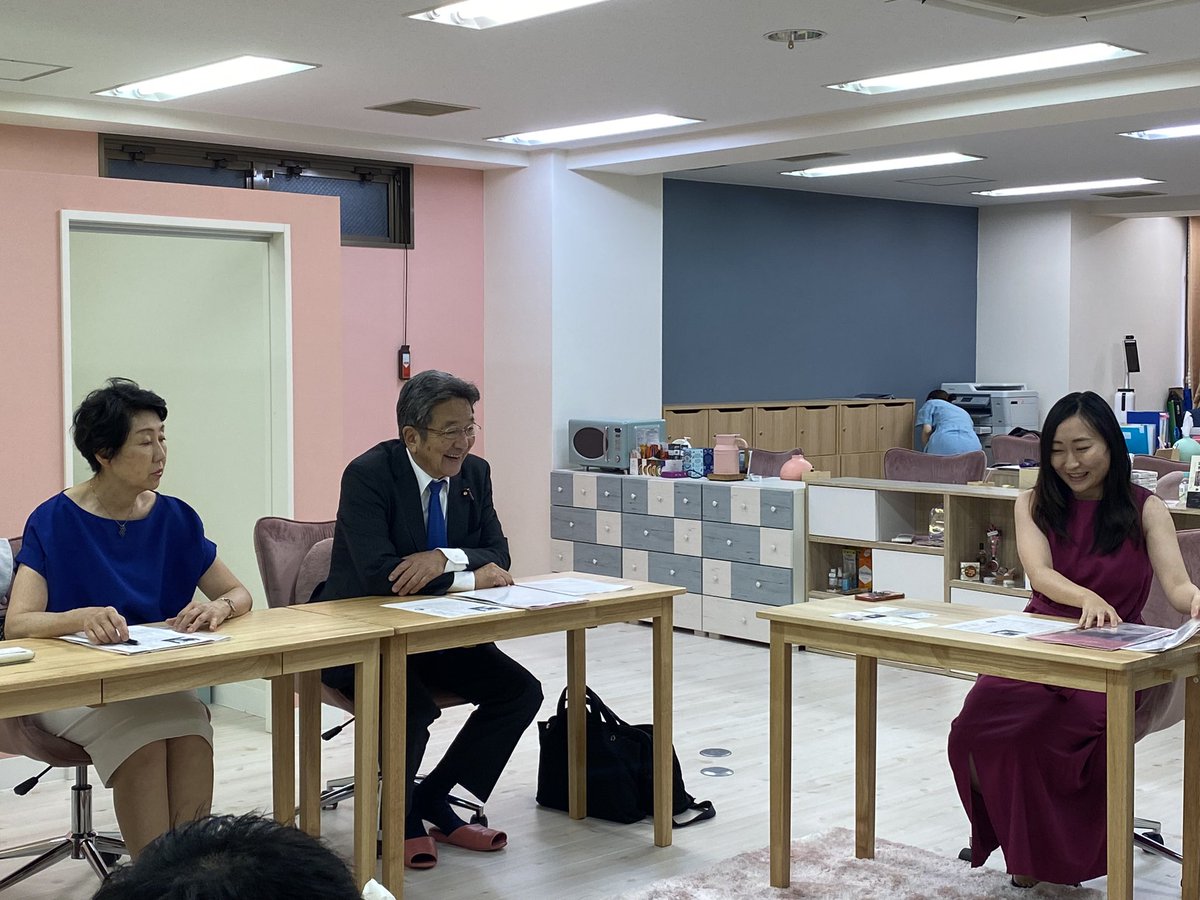 waseda_yuki's tweet photo. 新宿を拠点に若年女性を支援する #Corabo を視察。仁藤夢乃代表は自身の経験から、夜の街をさまよう少女達に声をかけて相談に乗り、食事や宿泊場所を提供。5時すぎ、歌舞伎町タワーの回りを一緒に。孤立する少女が暴力を受けたり性風俗に行きつかないよう、巡回する仁藤さんは真剣だ。一緒に考えたい。 https://t.co/nIeHZFOA7F
