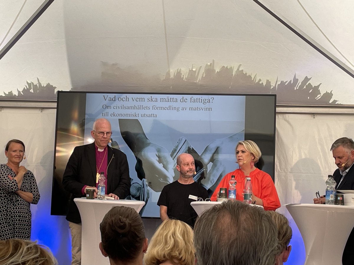 Fint avslut i samtal om matfattigdom: vi måste bekämpa fattigdomen istf att fattiga ska skylla sig själva. Bla genom att kroka arm. Samt en tacksamhet över demokratin som möjliggör dessa samtal i Almedalen. ⁦<a href="/jonaswihlstrand/">Jw</a>⁩ ⁦<a href="/lenahallengren/">Lena Hallengren</a>⁩ ⁦<a href="/BiskopMartin/">Martin Modéus</a>⁩
