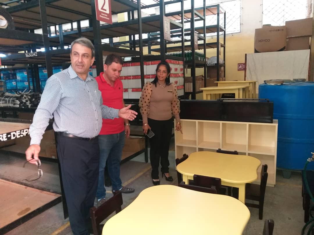 👉<a href="/WalterBG_MES/">Walter Baluja García</a> vio parte del mobiliario con que se cuenta para la casita infantil y constató el trabajo para la preparación del local.
#UniversidadCubana #ValidemosElProgreso #Política <a href="/NaranjoVladimir/">Vladimir Naranjo Gómez</a> <a href="/ArandaCreagh/">osiris@cug.co.cu</a> <a href="/PartidoPCC/">Partido Comunista de Cuba</a>