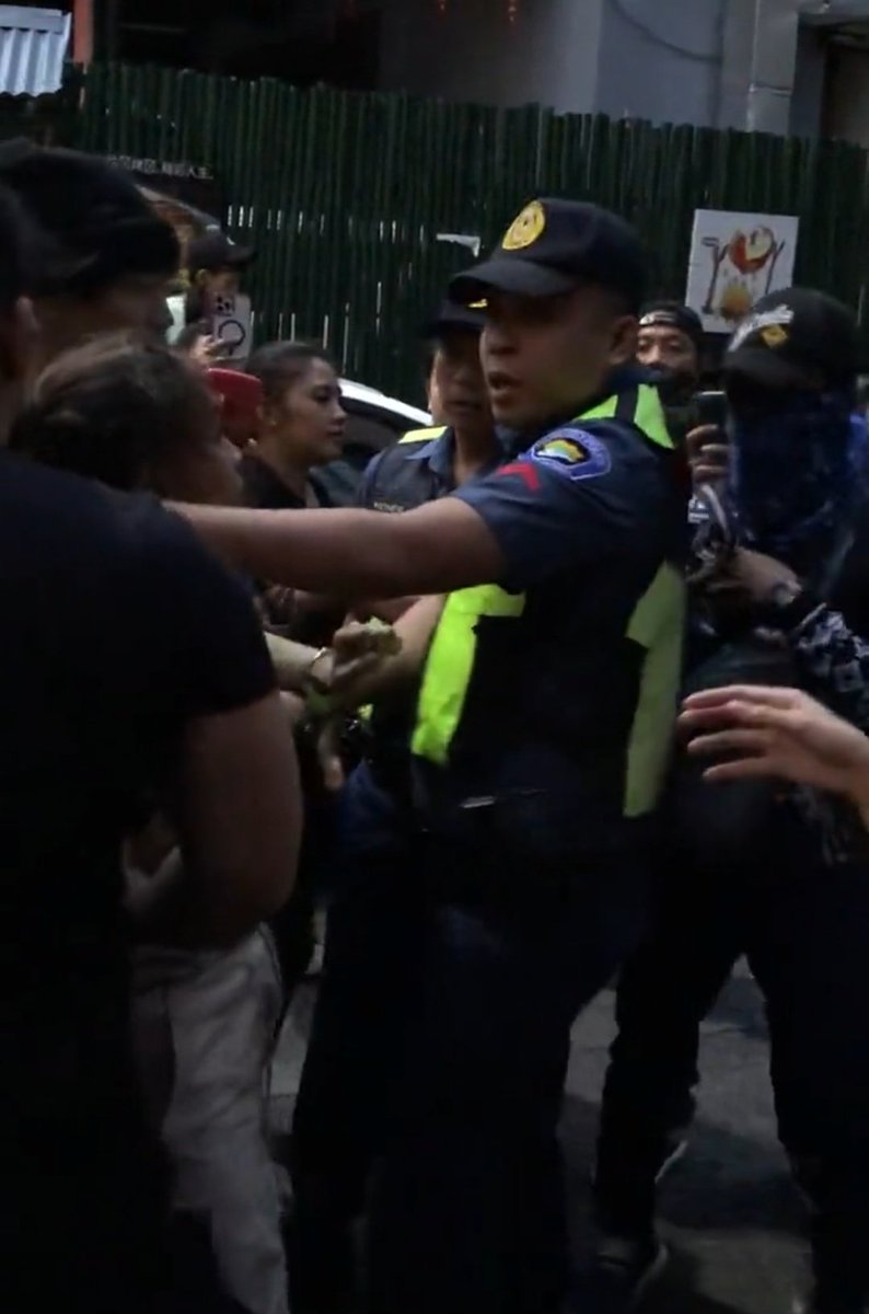 <a href="/ycabonifacio/">yca 🌷</a> pakihanap tong pulis na to please, awra was trying to explain her side pero he did not mind to listen, her friends were also shouting na "ano ba ang ginawa niya" pero wapakels paddin pulis, go parin sa pag posas kay awra, he's so aggressive too!
