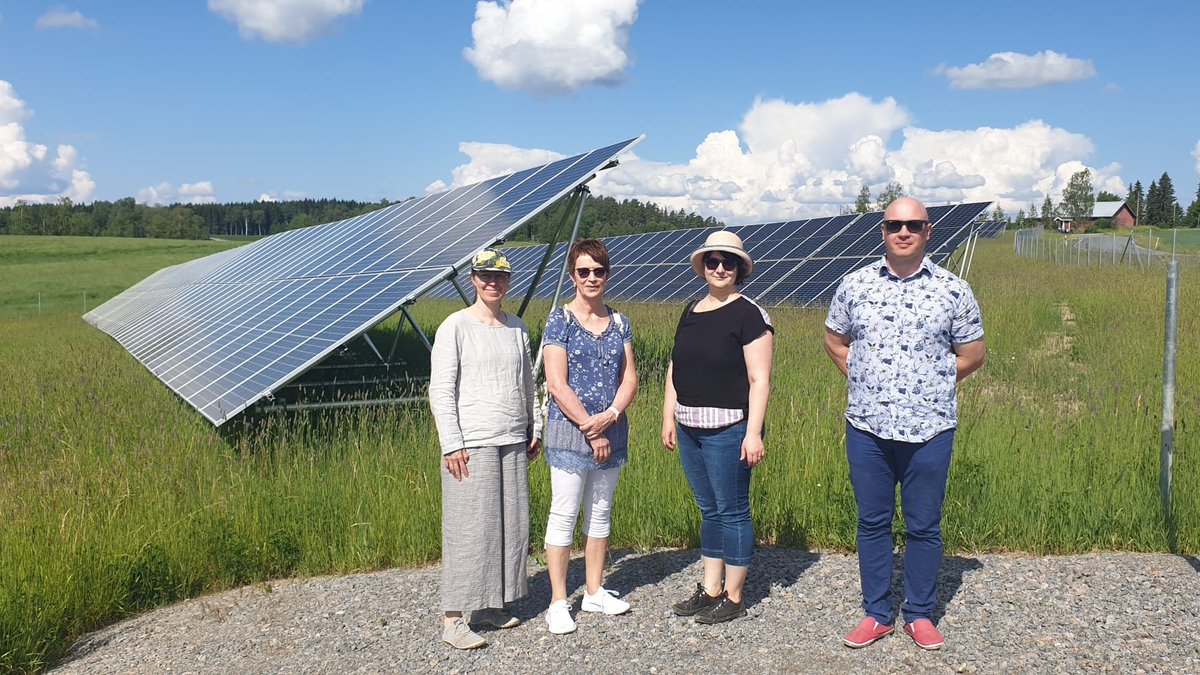 Viimeisenä työpäivänä ennen lomaa pääsin vierailemaan @stardusth2020-projektin Ilokkaanpuiston aurinkovoimalassa, joka sijaitsee reilun 20 km päässä asuinalueesta Teiskossa. Parempi E-luku, pienempi hiilijalanjälki etätuotetulla energialla. 

Aurinkoista kesää! ✌️

@SmartTampere