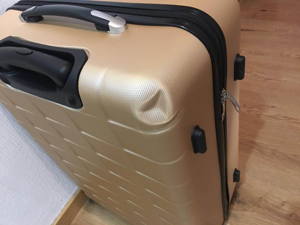 BarbasBadminton's tweet photo. @AmazonHelp @amazon @idoh
Compras unas maletas en Amazon Nuevas para irte de viaje ,vienen rotas , golpeadas haces la reclamación y su respuesta mirar cuál es …. Que vergüenza https://t.co/2xa2J00HYQ
