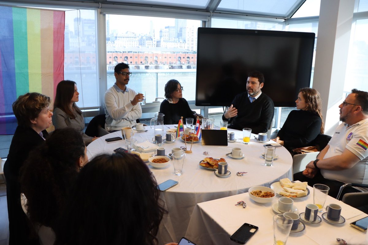 #Ahora El <a href="/MPDefensaCABA/">MPDefensa</a> en la presentación del Informe sobre Niñez y Adolescencia LGBTIQ+, realizado por <a href="/AfdaFlias/">AFDA</a> junto a <a href="/NLinArgentina/">Embajada Países Bajos en Argentina</a> 🇳🇱 en el marco del Día Internacional del #OrgulloLGBTIQ 🏳️‍🌈🏳️‍⚧️