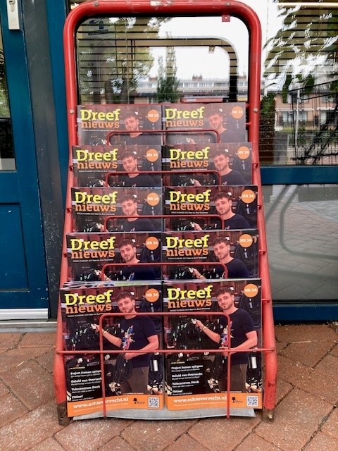 Er wordt hard gefietst 🚲om bij ieder huis een Dreefnieuws te bezorgen! Niet gehad? Bij het wijkbureau staan ze klaar om mee te nemen.