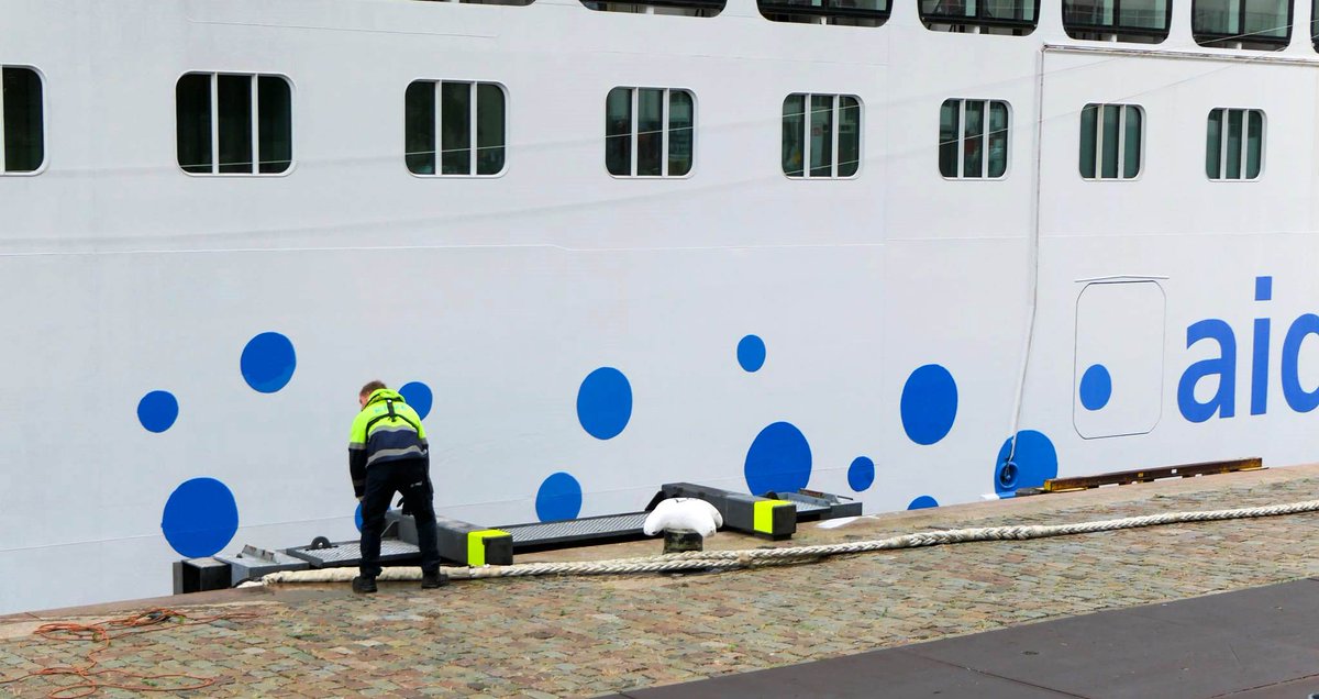 AIDAprima vandaag aan de kade bij CPR. De mannen van de KRVE maakten vanochtend de trossen van het cruiseschip weer vast. Morgenochtend vroeg gaan de trossen los. AIDAprima vaart rond 06:00 af. Donderdag 13 juli is ze terug in Rotterdam. Foto's: Jan de Korte. Zie óók Fb!