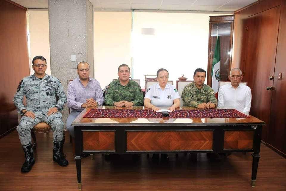 #BichoPolítico

El desempeño de funcionarios públicos del gobierno del Estado de Chiapas, está ya bajo el escrutinio internacional.

La noticia de que 16 servidores públicos permanecen privados de su libertad por civiles armados, recorre el mundo.