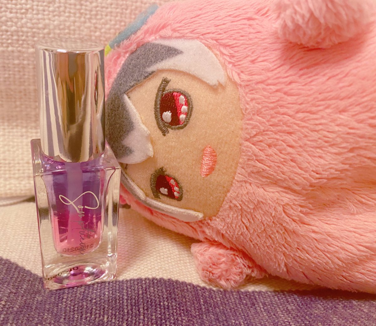 「100均(300円)のネイルオイルきれいに上からパープルとピンクの2層な感じにな」|さな🦊🍇のイラスト