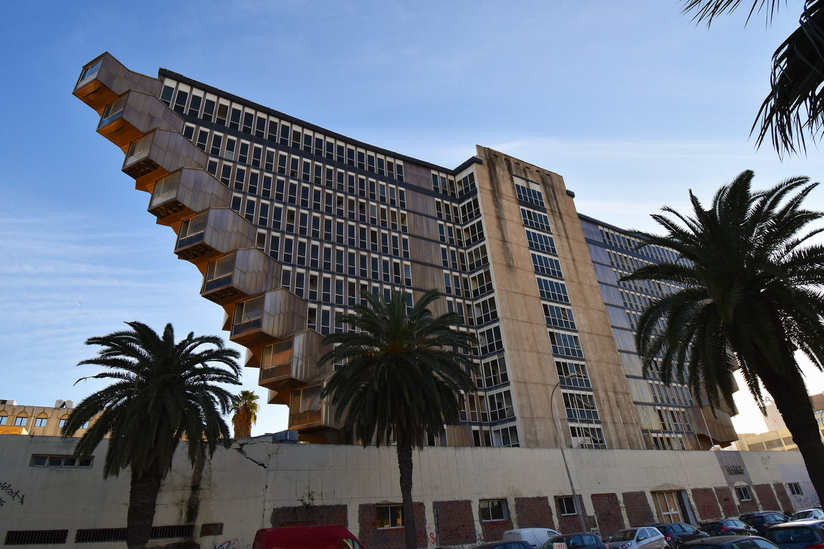 AfricaFirsts's tweet photo. The building, Hotel du Lac in Tunis, Tunisia 🇹🇳, was designed in the Brutalist style and built from 1970 to 1973

The Brutalist style, popular in the mid-20th century, features raw concrete, geometric shapes, and functional design principles

#VisitAfrica

https://t.co/5oJ7pb57Id