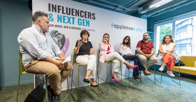 appletreeagency's tweet photo. 💡 El pasado martes celebramos un nuevo #appletreebytes para hablar de cómo las marcas pueden conectar hoy en día con las nuevas generaciones. ¡En esta noticia os compartimos algunas de las conclusiones del encuentro! 👇🏽#influencers