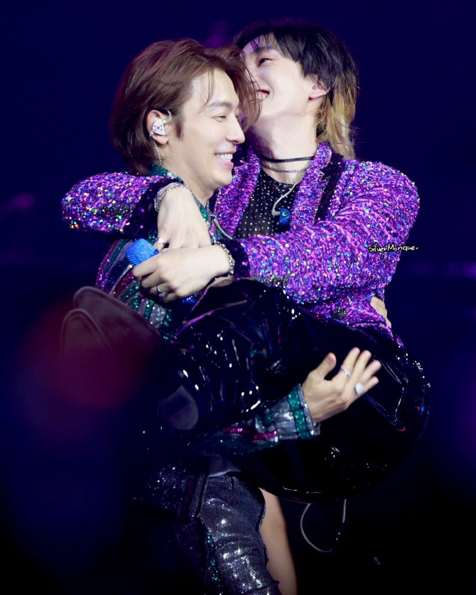nauninina's tweet photo. พทฮ.อุ้มฮยจ.สูงมากจริง ระดับอกเลยนะ เบาหรือชินมือคะ  ว๊ายยยย https://t.co/2FmNUSXp7S