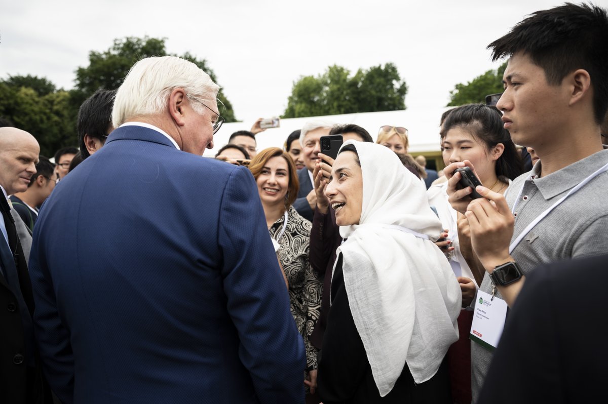 BPrSprecherin's tweet photo. "Es geht um viel mehr als nur darum, Ziele zu beschwören. Es geht vor allem um den Weg dorthin: Wir alle müssen Fachkräfte für den #Klimaschutz werden." BPr #Steinmeier betont vor @AvHStiftung Stipendiat*innen die Wichtigkeit intl. &amp; interdisziplinärer Forschung zum Klimaschutz. https://t.co/xT1O7fvYNd