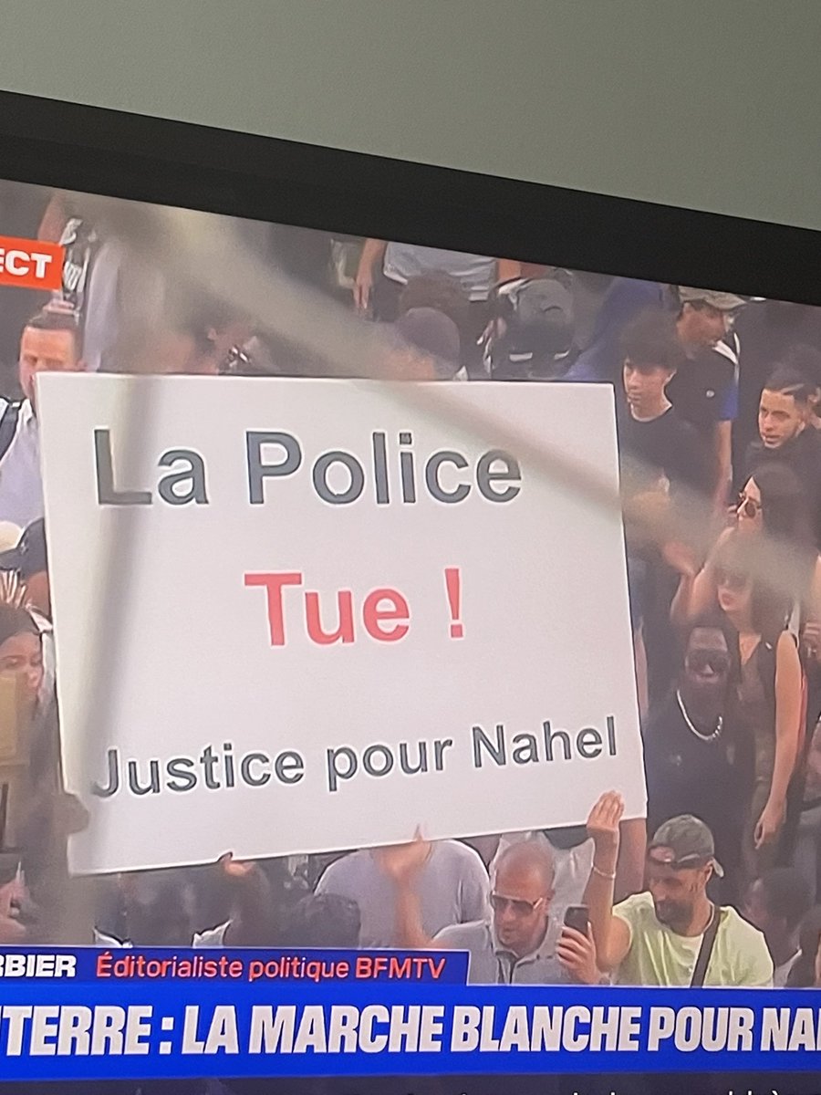 Beccah2Fois's tweet image. Je suis navrée mais la peine de perdre un enfant ne devrait pas justifier une telle attitude se trimballer sur un char comme pendant la parade 

Encore le drapeau algérien levé en étendard dans la foule 🤦🏻‍♀️🤦🏻‍♀️

Appeler au calme avec cette pancarte "la police tue" 🤦🏻‍♀️🤦🏻‍♀️

Sinon 3…