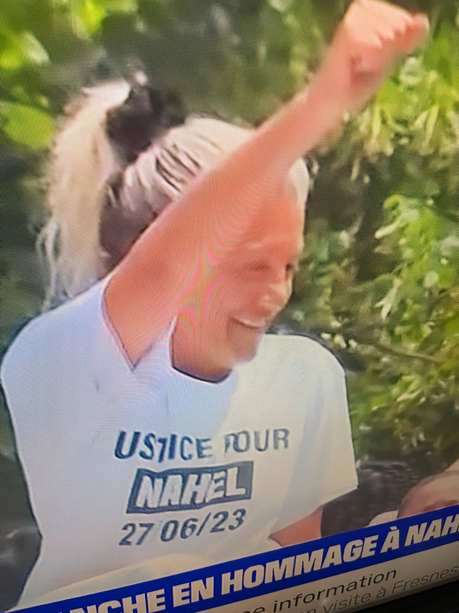 Beccah2Fois's tweet image. Je suis navrée mais la peine de perdre un enfant ne devrait pas justifier une telle attitude se trimballer sur un char comme pendant la parade 

Encore le drapeau algérien levé en étendard dans la foule 🤦🏻‍♀️🤦🏻‍♀️

Appeler au calme avec cette pancarte "la police tue" 🤦🏻‍♀️🤦🏻‍♀️

Sinon 3…