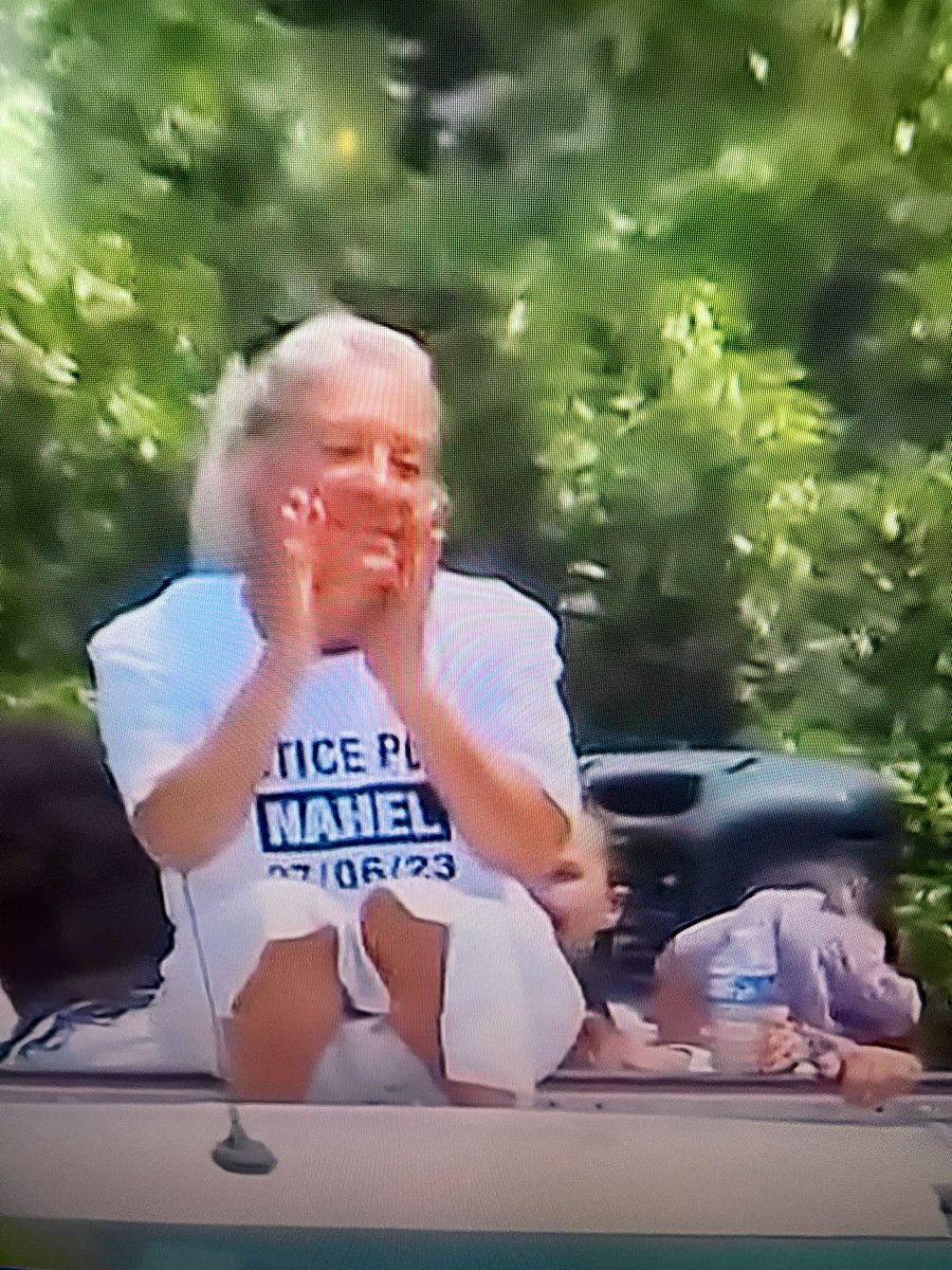 Beccah2Fois's tweet image. Je suis navrée mais la peine de perdre un enfant ne devrait pas justifier une telle attitude se trimballer sur un char comme pendant la parade 

Encore le drapeau algérien levé en étendard dans la foule 🤦🏻‍♀️🤦🏻‍♀️

Appeler au calme avec cette pancarte "la police tue" 🤦🏻‍♀️🤦🏻‍♀️

Sinon 3…