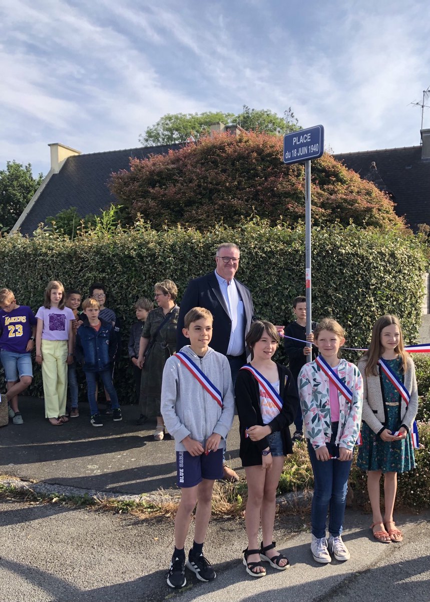 CM2BGuipavas's tweet photo. Monsieur Jacob, maire de #Guipavas, a inaugurĂ© notre projet « Des voies en voix à Guipavas ». Nous sommes trĂšs fiers et nous invitons la population Ă dĂ©couvrir lâorigine des noms de rues. đ„ł Thibaut et William https://t.co/aVqi7G6zyA
