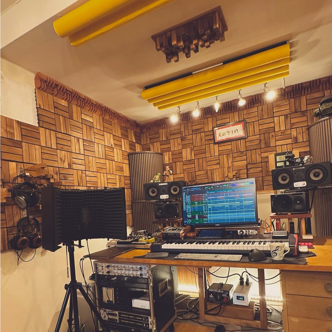 EveAudio's tweet photo. Feeling the beat in this cozy studio featuring our SC305 🙌 We love the woody acoustic treatment!
Thanks for sharing corin_corin
#eveaudio #SC305 #studiovibes #acoustictreatment #studiogear #musicproduction https://t.co/KbnmDyD8Ms