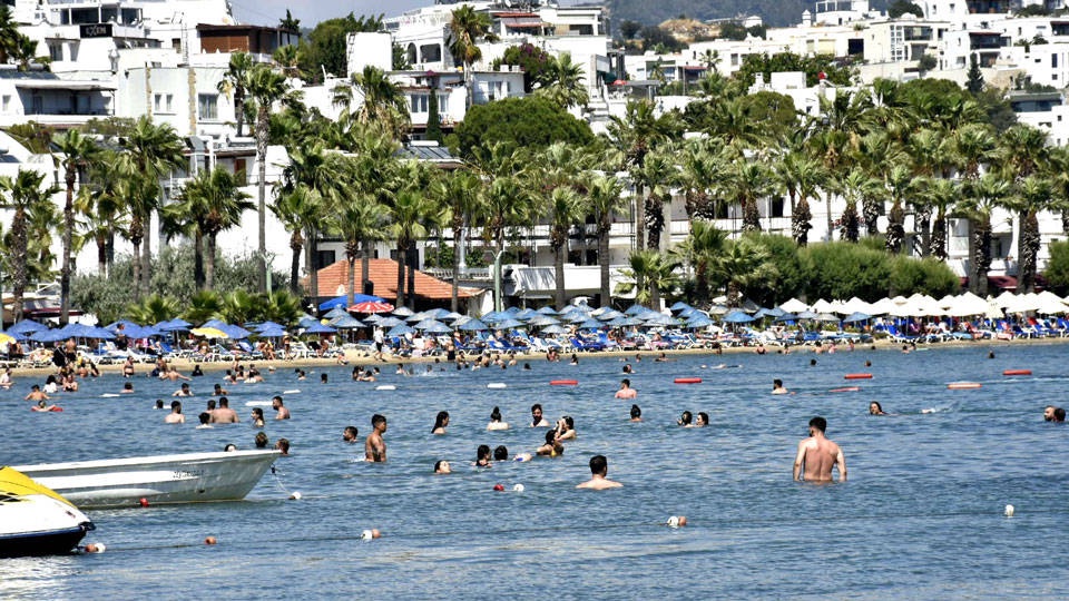 Bodrum’da nüfus Kurban Bayramı tatili için gelen vatandaşlarla birlikte 1 milyona ulaştı, sahiller doldu.