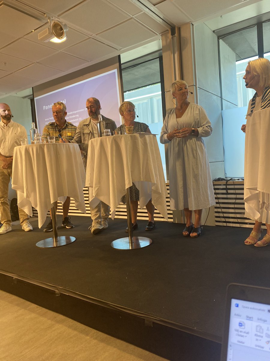 KlingMartin's tweet photo. Delar av pensionsgruppen samlade på Svensk Försäkrings seminarium om vadå? Jo, just det - PENSIONER förstås. Vi kan prata hur länge som helst om det här! @lundhsammeli @AnnaTenje @svenaringsliv @goranarrius https://t.co/L3c6ypohNg
