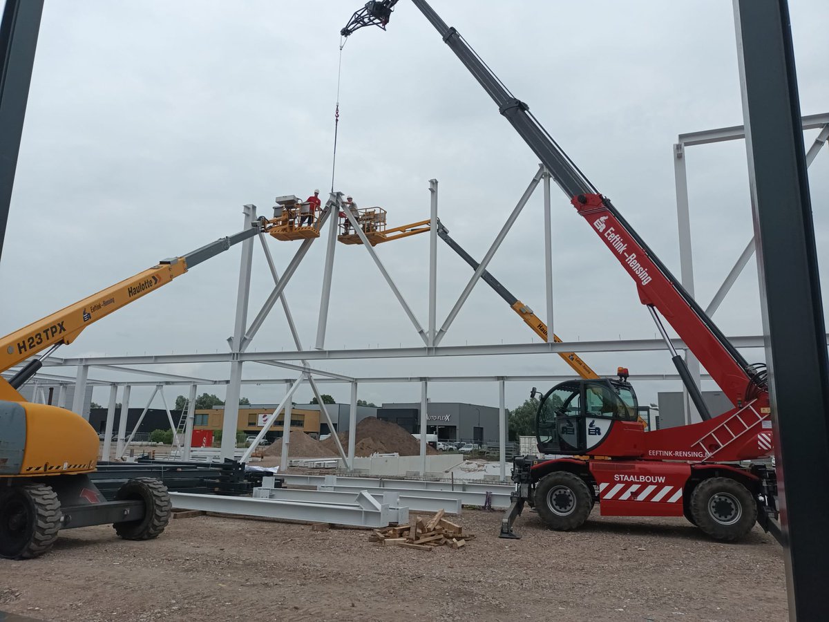 EeftinkRensing's tweet photo. In Varsseveld zijn onze monteurs begonnen met de montage van de staalconstructie voor de nieuwbouw van Aloys Roemaat Transport. Mooi #montage# weer. 👍💪 https://t.co/qBRYgrjfa3