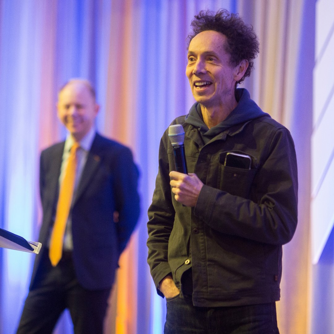 pushkinpods's tweet image. Alas, #RevisionistHistory alone won&apos;t solve the issues of higher education... but a big idea being tested at a little school on the shores of Lake Michigan might.

Reimagine college tuition with @Gladwell &amp;amp; @HopeCollege&apos;s @presidentscogin on the new ep!🎓: apple.co/3NRpazX