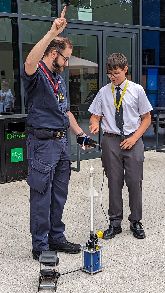 An amazing STEM workshop delivered by the  #RNAttract team @RoyalNavy; scholars applied scientific design and engineering skills, designed and tested a rocket, completed a disaster relief task whilst developing teamwork, communication and problem-solving skills. A huge thank you!