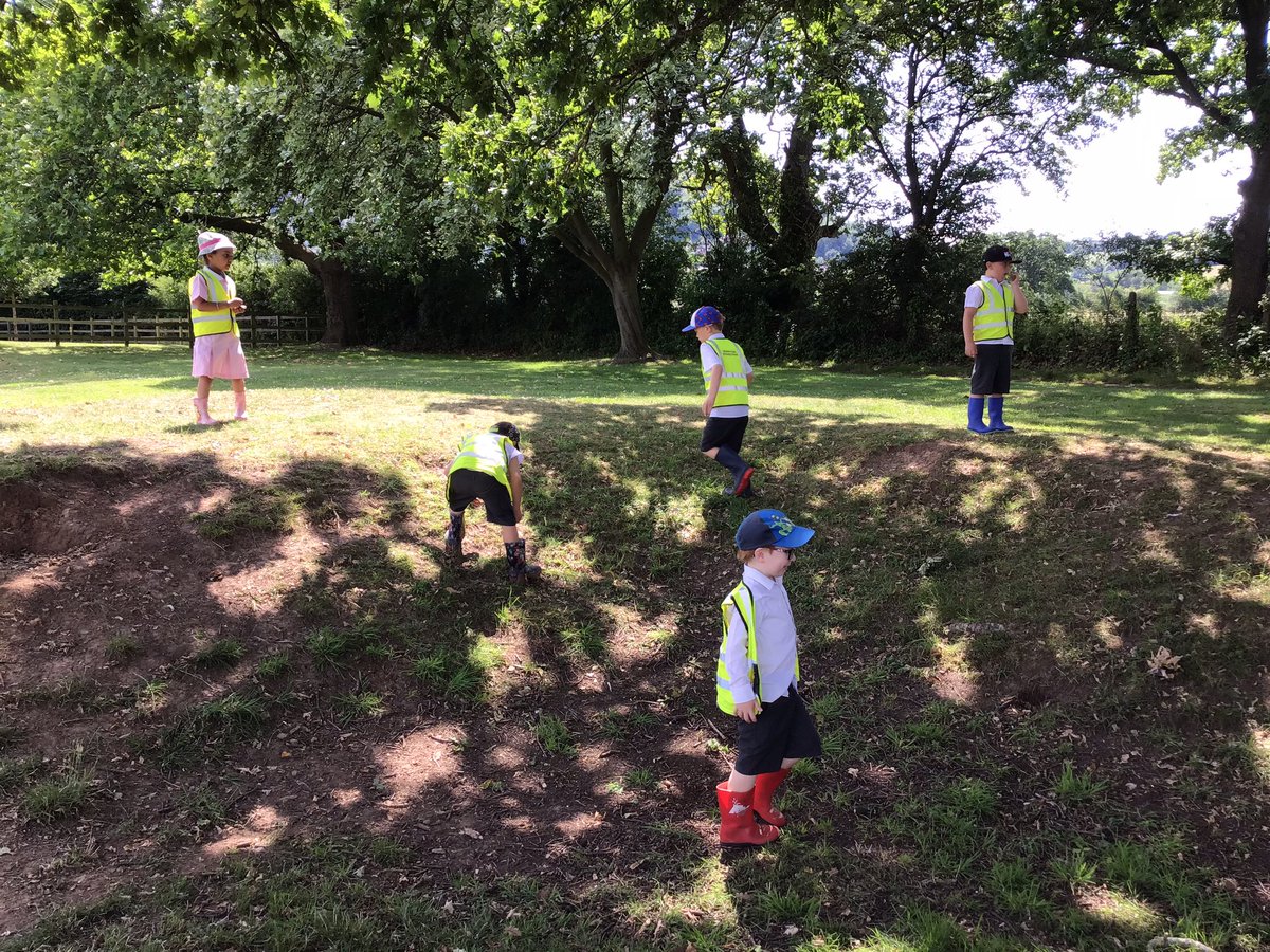 SPMVMrsPrice's tweet photo. 🌳FOREST SCHOOL🌳 We played Safari animals today at Forest School! We saw elephants, zebras, cheetahs and giraffes too?! #malvernVale #Africa https://t.co/rjlh4lkzEl