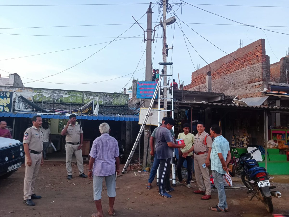SRIKAKULMPOLICE's tweet photo. నేర నియంత్రణ చర్యల్లో భాగంగా ముఖ్యకూడళ్లలో నిఘా కెమెరాలు ఏర్పాటుచేసి నిఘాను పటిష్టం చేసిన పోలీసులు..
@APPOLICE100 
#CCcameras
#surveillance 
#Srikakulampolice https://t.co/tv3GReqgXO