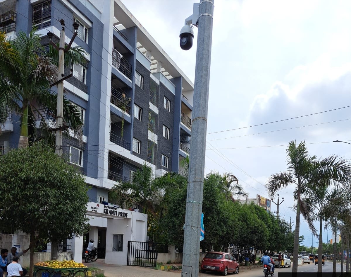 SRIKAKULMPOLICE's tweet photo. నేర నియంత్రణ చర్యల్లో భాగంగా ముఖ్యకూడళ్లలో నిఘా కెమెరాలు ఏర్పాటుచేసి నిఘాను పటిష్టం చేసిన పోలీసులు..
@APPOLICE100 
#CCcameras
#surveillance 
#Srikakulampolice https://t.co/tv3GReqgXO