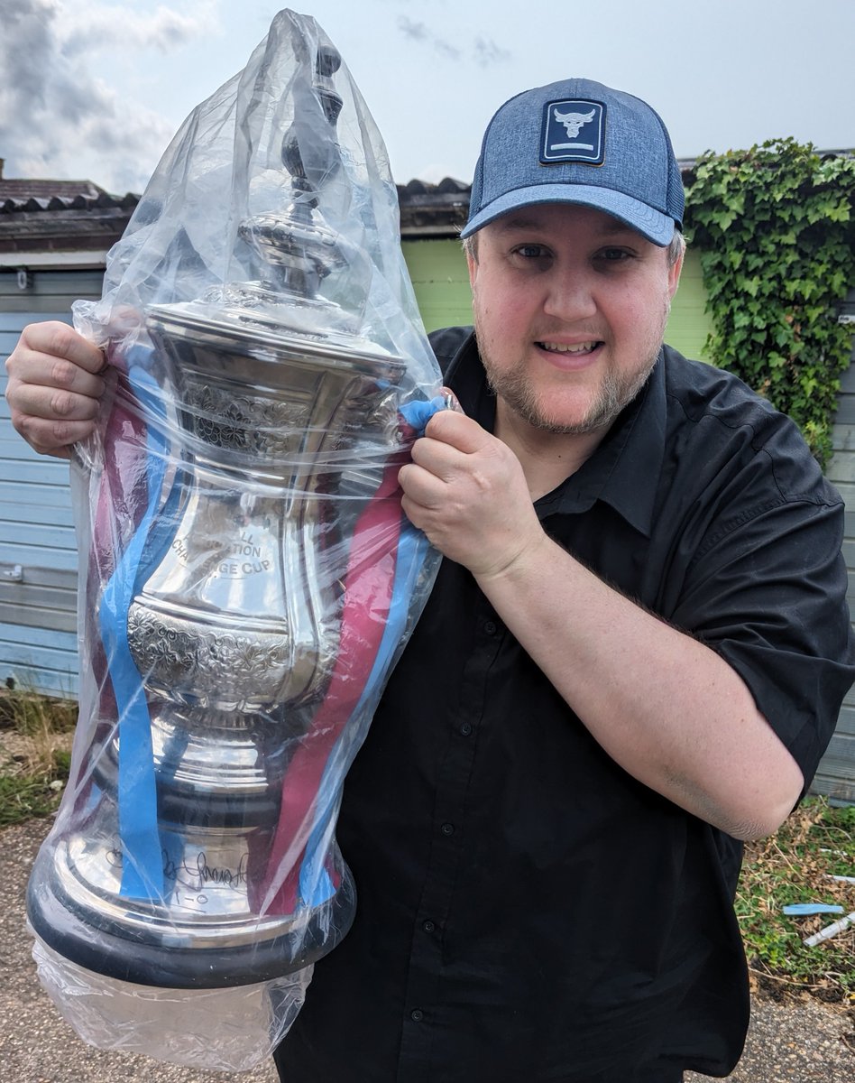 When Stowe pops round and you see the FA Cup in his boot you have to grab a cheeky photo with it
#facup #facupfinal #football #footballer #soccer #soccerlife #facupchampions