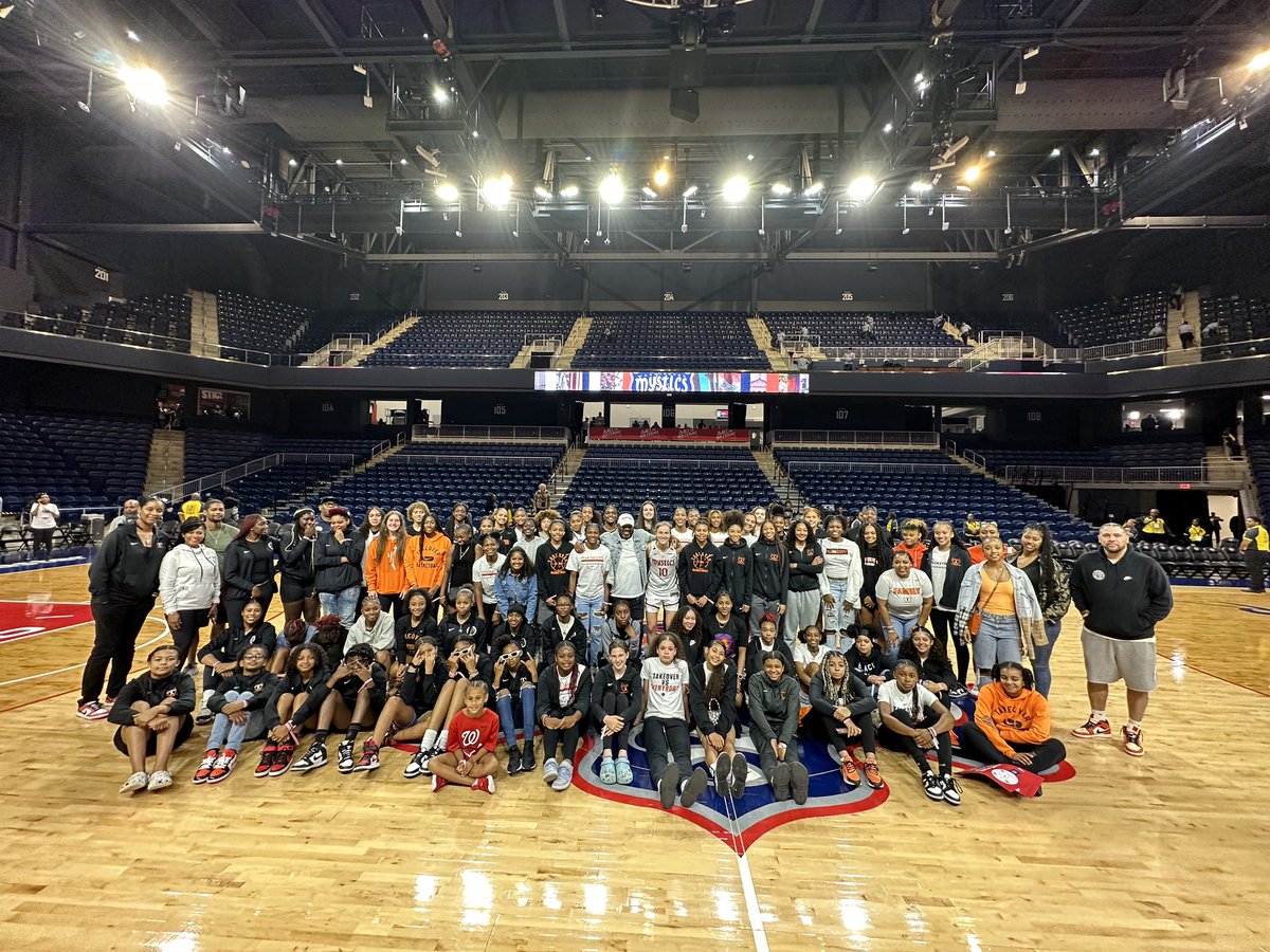 We roll deep!!! <a href="/TeamTakeoverGBB/">TeamTakeoverGirlsBB</a> <a href="/WashMystics/">Washington Mystics</a> 🖤🧡🖤🧡💪🏽💪🏽💪🏽. Great night with the family, also supporting TTO Alumni Abby Meyers!!