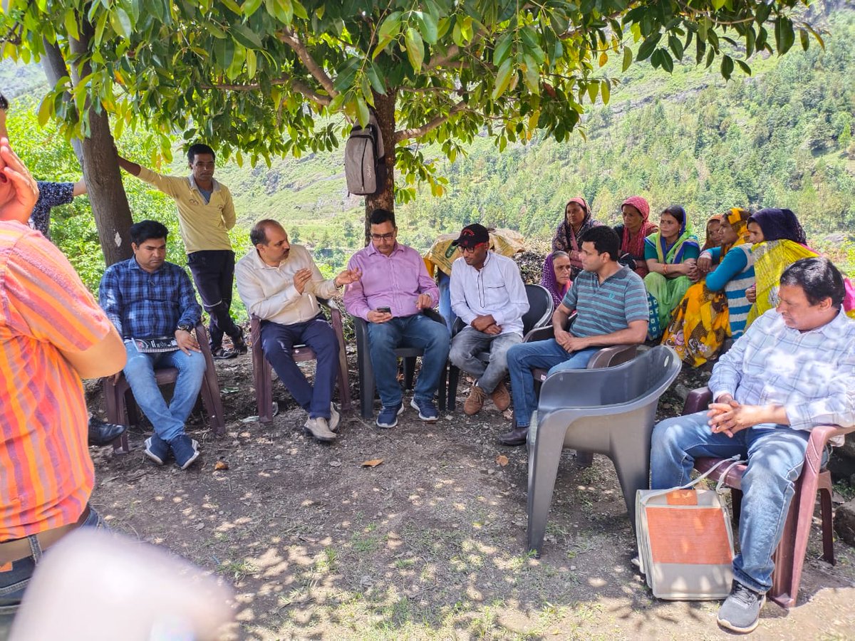 cdo_chamoli's tweet photo. Today on 29.06.2023, The #lemon grass #plant established in #Dungri was inspected by the #Chief_Development_Officer and the #Additional_District_Magistrate and gave directions to the officers present.
@ChamoliDm
@MoRD_GoI
@ukcmo
@usrlmchamoli https://t.co/dVpfQIEny0
