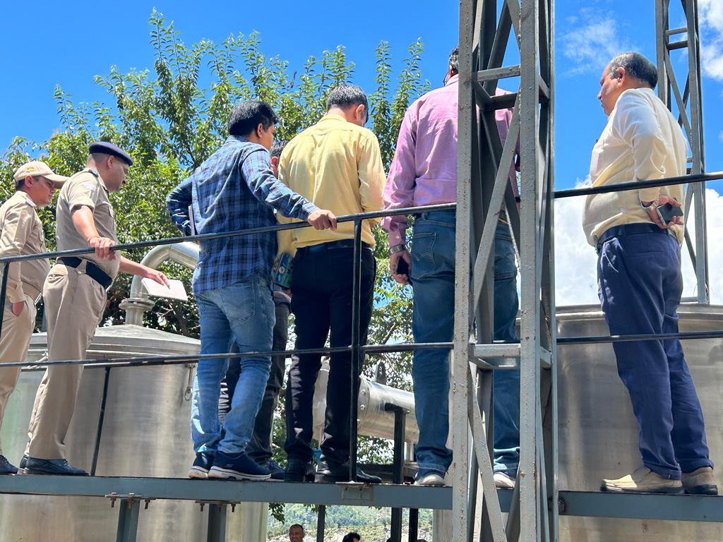 cdo_chamoli's tweet photo. Today on 29.06.2023, The #lemon grass #plant established in #Dungri was inspected by the #Chief_Development_Officer and the #Additional_District_Magistrate and gave directions to the officers present.
@ChamoliDm
@MoRD_GoI
@ukcmo
@usrlmchamoli https://t.co/dVpfQIEny0