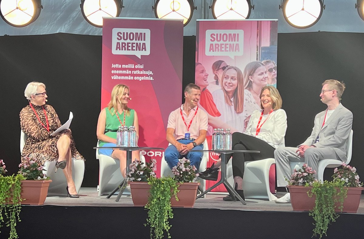 TEK (@tek_akateemiset) on Twitter photo Anna Perhon kanssa stagella <a href="/heinonen_ulla/">Ulla Heinonen</a>, <a href="/HerkkoPlit/">Herkko Plit</a>, <a href="/Tuulikas/">Tuuli Kaskinen</a> ja <a href="/orastynkkynen/">Oras Tynkkynen @orastynkkynen.bsky.social</a> keskustelemassa siitä, mistä löydetään tarvittavat osaajat ja osaaminen vihreään siirtymään. #suomiareena2023 #vihreäsiirtymä #suomiareena Anna Perhon kanssa stagella <a href="/heinonen_ulla/">Ulla Heinonen</a>, <a href="/HerkkoPlit/">Herkko Plit</a>, <a href="/Tuulikas/">Tuuli Kaskinen</a> ja <a href="/orastynkkynen/">Oras Tynkkynen @orastynkkynen.bsky.social</a> keskustelemassa siitä, mistä löydetään tarvittavat osaajat ja osaaminen vihreään siirtymään. #suomiareena2023 #vihreäsiirtymä #suomiareena