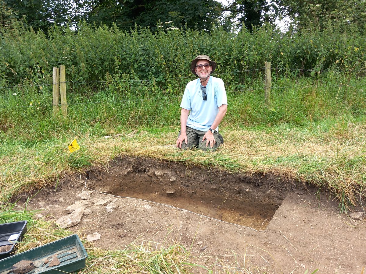 CotswoldArch's tweet photo. 1/2 Over the past 3 days Marc has been investigating the curious rubble spread at the S end of Trench 4. The desk based research conducted by volunteers suggested there were outbuidlings nearby, could we have found the remains... #kelmscottdig @KelmscottManor #communitydig https://t.co/yTWVdYNk06