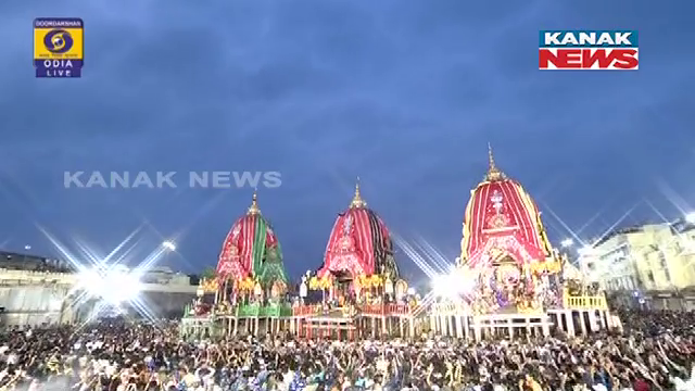 kanak_news's tweet photo. #ତଳେ_ନୀଳକନ୍ଦର, #ଉପରେ_ନୀଳଆକାଶ
ସଜେଇ ହେଇଛନ୍ତି ଶ୍ରୀଜୀଉ । ସଜେଇ ହେଇଛି ଆକାଶ । ନୀଳ ଶାଢି ପିନ୍ଧି ଆଜି ଶ୍ରୀଜୀଉଙ୍କ ଦର୍ଶନ ପାଇଁ ଆସିଛି ନୀଳ ଅମ୍ବର । 

#SunaBesha #RathaJatra #RathaJatra2023 #Puri #JayJagannath #ସୁନାବେଶ #KanakNews https://t.co/PAfz80AlqA